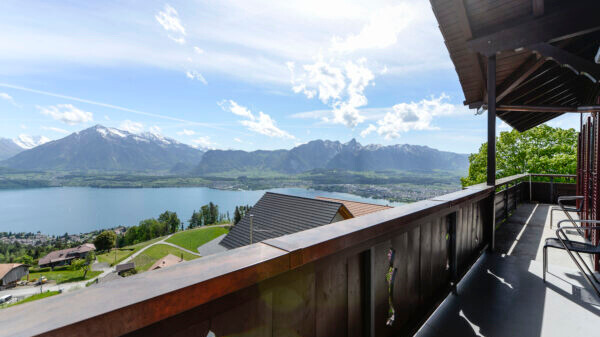 Heiligenschwendi Pension Sonnegg Aussicht auf Thunersee.jpg