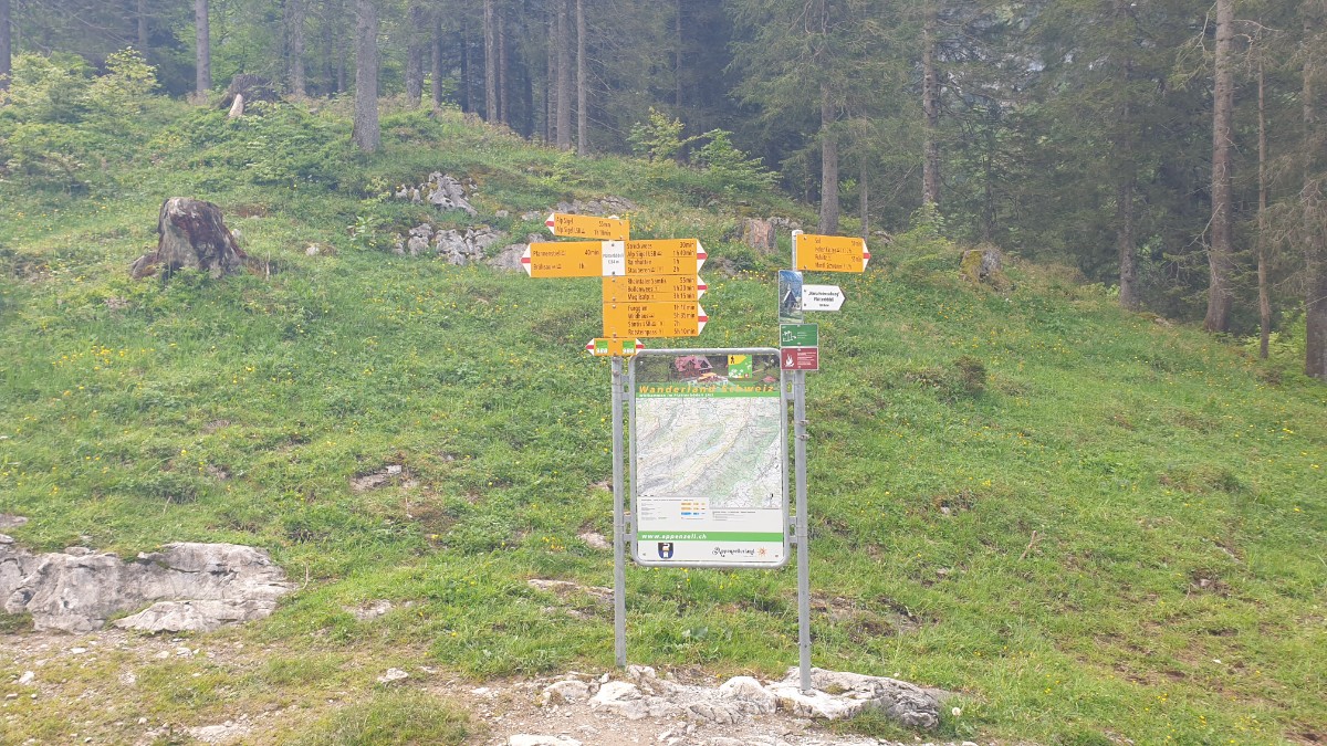 Berggasthaus Plattenbödeli Wanderwege.jpg