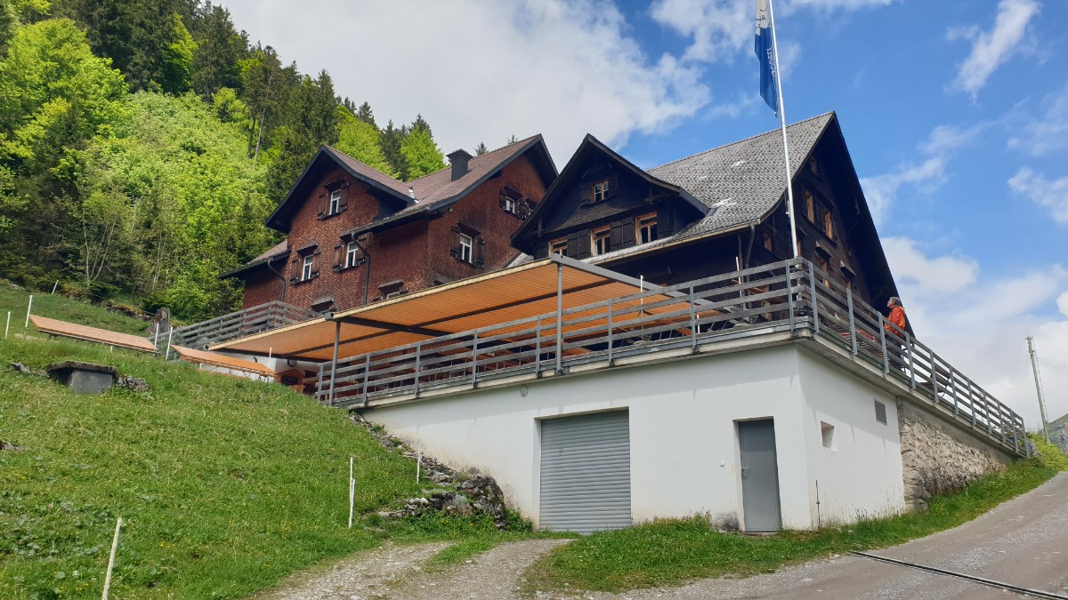 Berggasthaus Plattenbödeli Ansicht mit Restaurant.jpg
